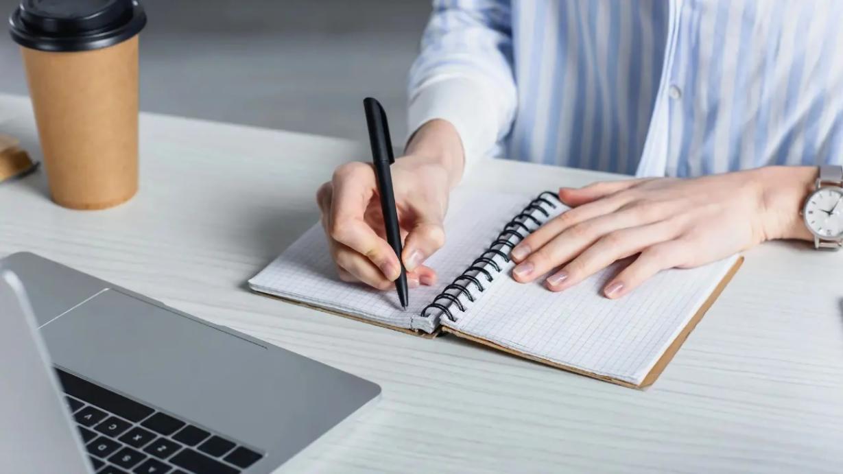 Studenti pracující na startupových projektech